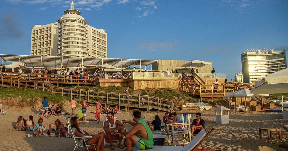 Praia movimentada em Punta del Este
