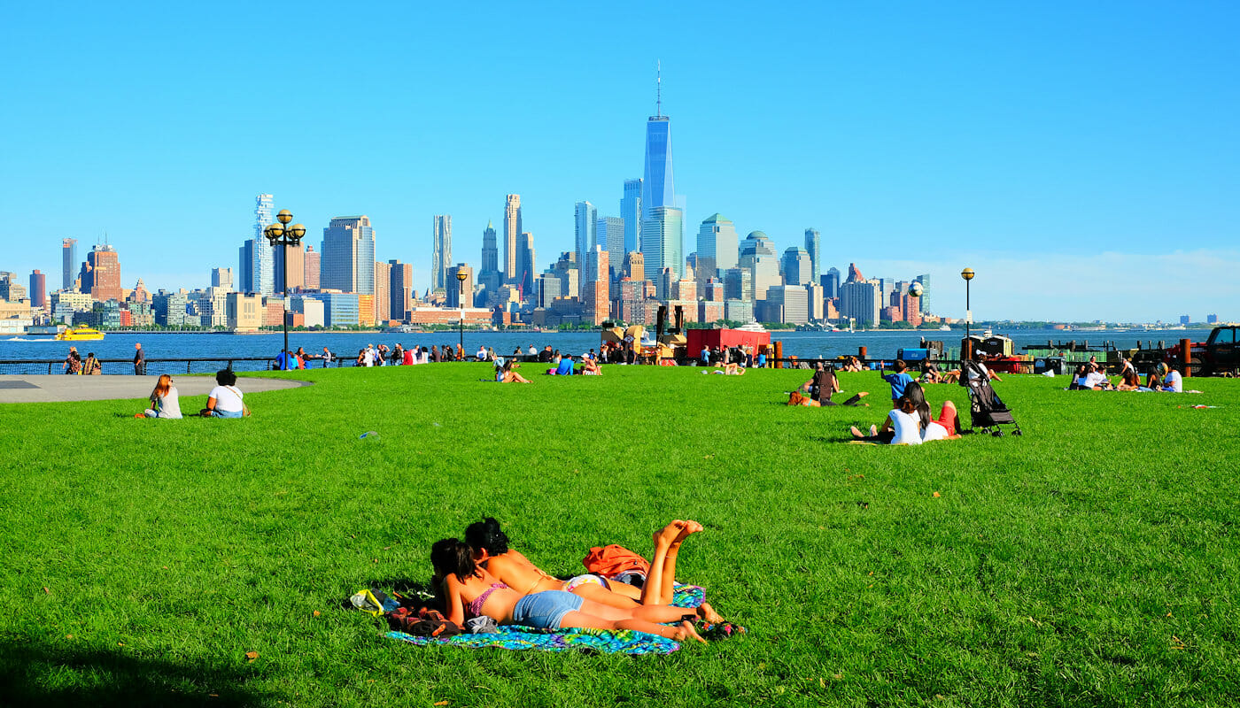 Central Park em Nova York/Pessoas aproveitando o sol da estação de Verão.