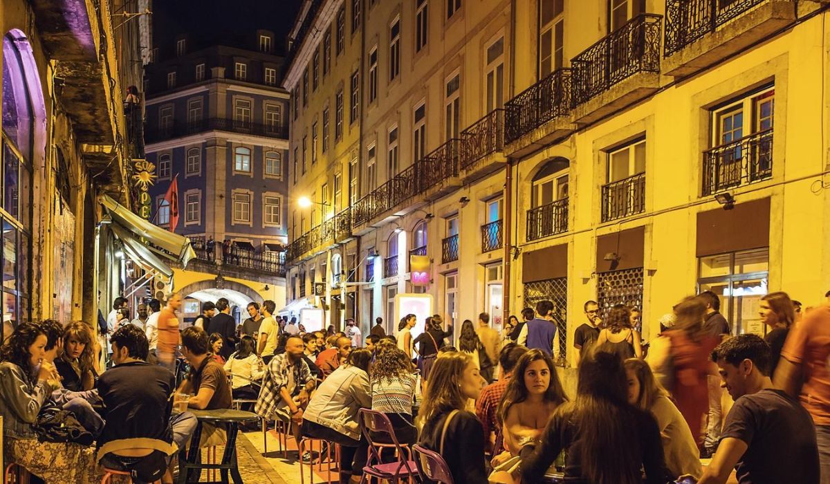 Bares nas ruas animadas de Lisboa