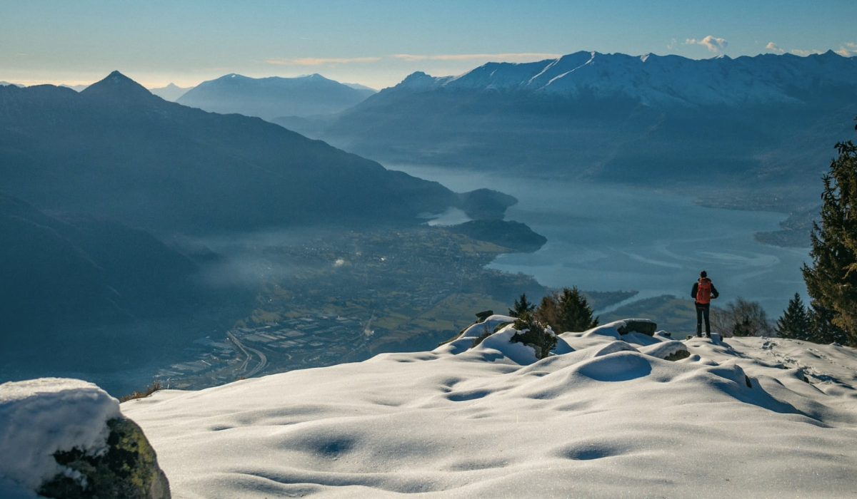 Lago de Como na Itália no inverno com neve