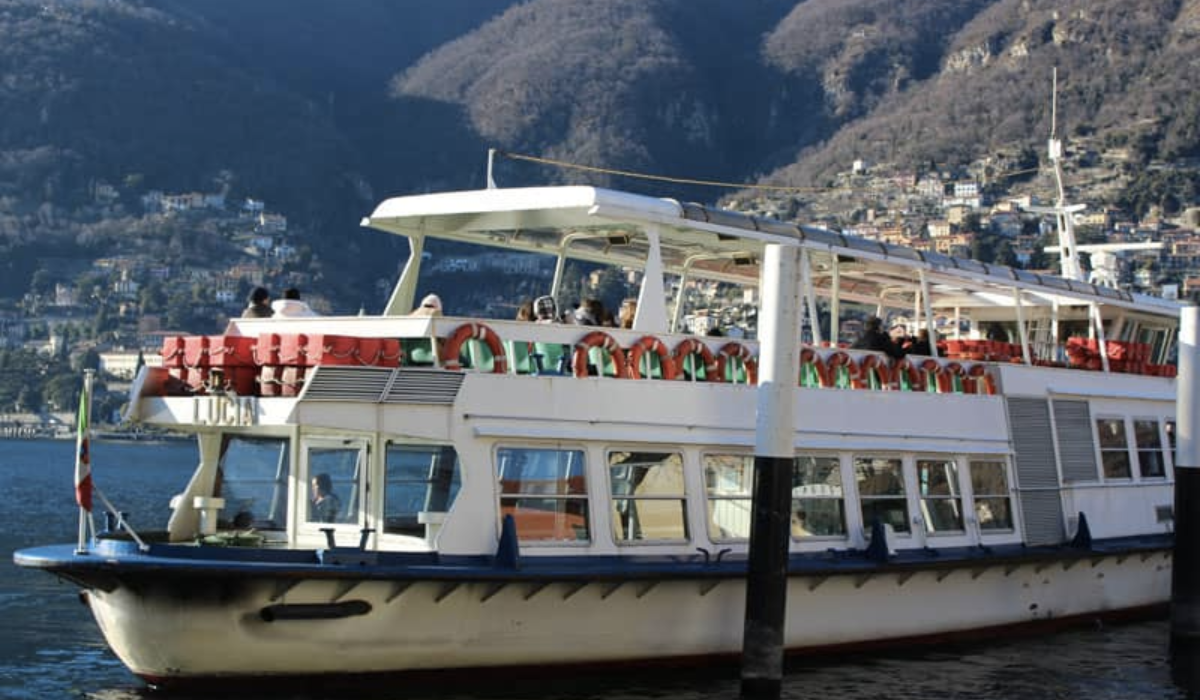 Ferry Regular de passeio/horários programados para passeios para conhecer a região do Lago de Como na Itália.