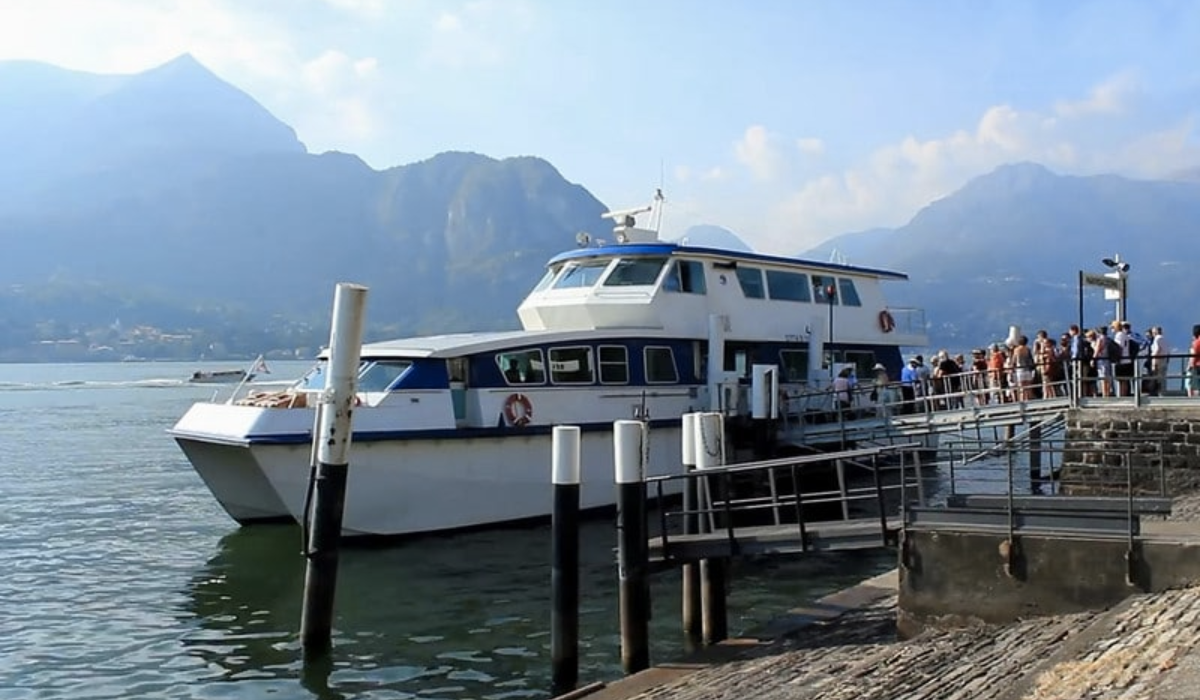 Ferry com dois andares, um tipo especial de barco para o passeio pelo lago de Como,