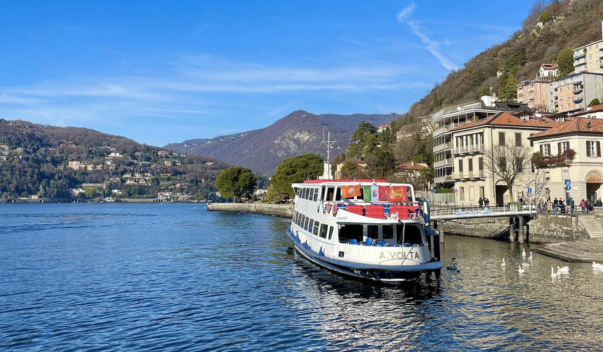 Um dos modelos de Ferries disponíveis para esses passeios no Lago de Como/Itália