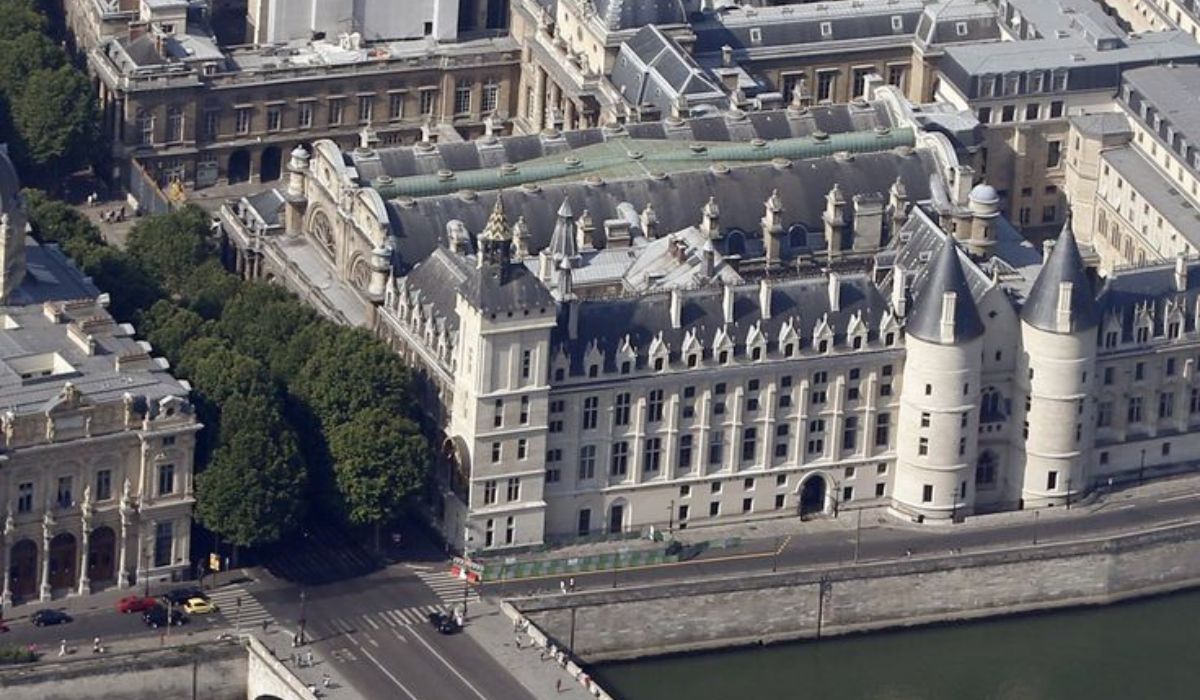 Palácio La Conciergerie em Paris: um monumento simbólico da Revolução Francesa