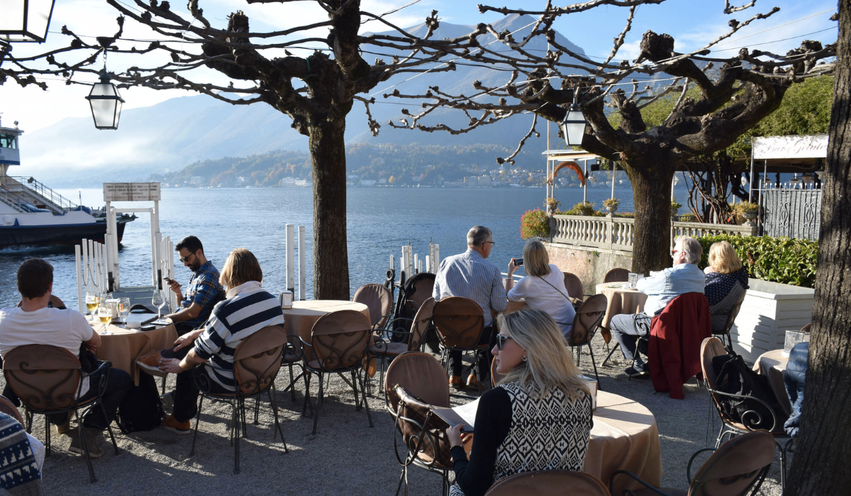 Restaurante com visa para o Lago de Como no inverno na Itália.